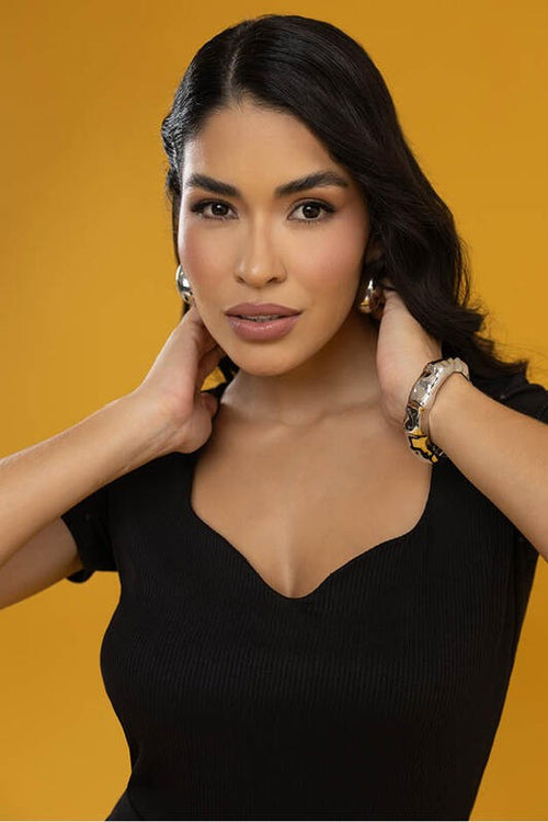 Carregar imagem 1 na visualização da galeria. Blusa Baby Look Malha Com Decote Modelado