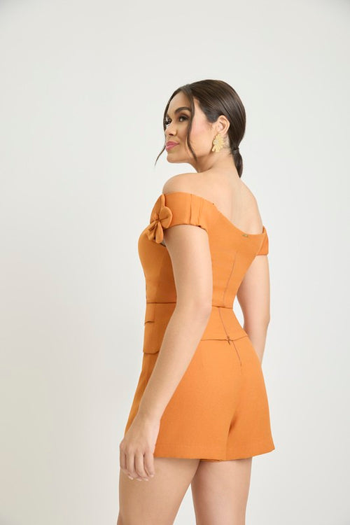 Carregar imagem 1 na visualização da galeria. Conjunto De Colete Ombro A Ombro Com Flor E Short