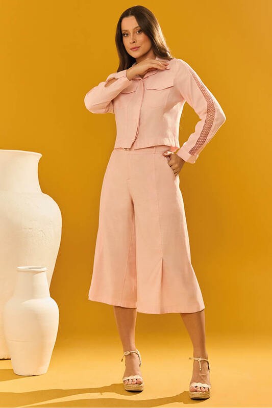 Short Bermuda Com Pregas E Faixa No Cos