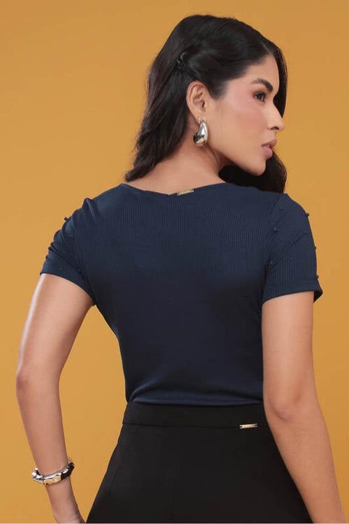 Carregar imagem 1 na visualização da galeria. Blusa Baby Look Malha Com Decote Modelado