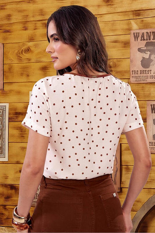Blusa  Baby Look Com Detalhe No Decote