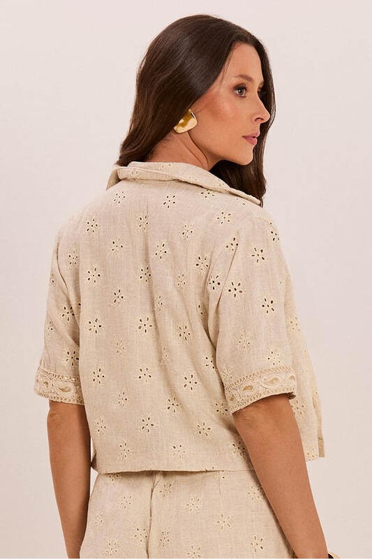 Blusa Semi Cropped Com Aplicacao Bico
