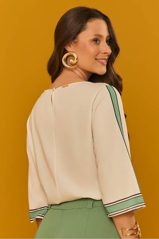 Blusa Decote Canoa E Manga Flare