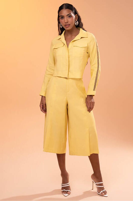 Short Bermuda Com Pregas E Faixa No Cos