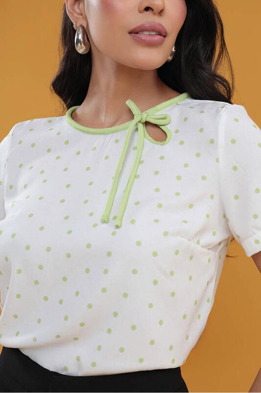 Blusa  Baby Look Com Detalhe No Decote
