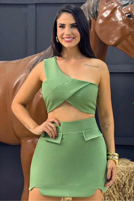 Conjunto De Blusa Assimetrica E Saia