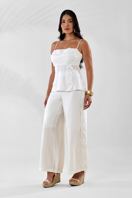 Conjunto Blusa E Calca Com Aplicacoes De Bicos