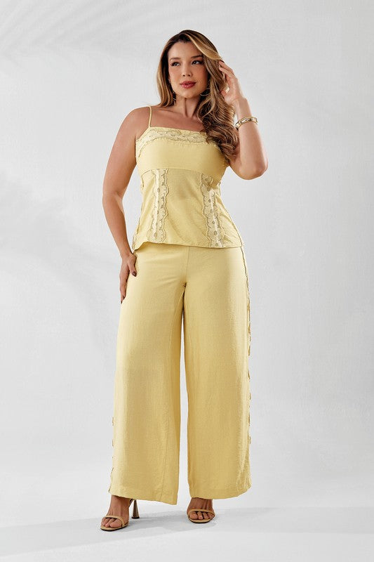 Conjunto Blusa E Calca Com Aplicacoes De Bicos
