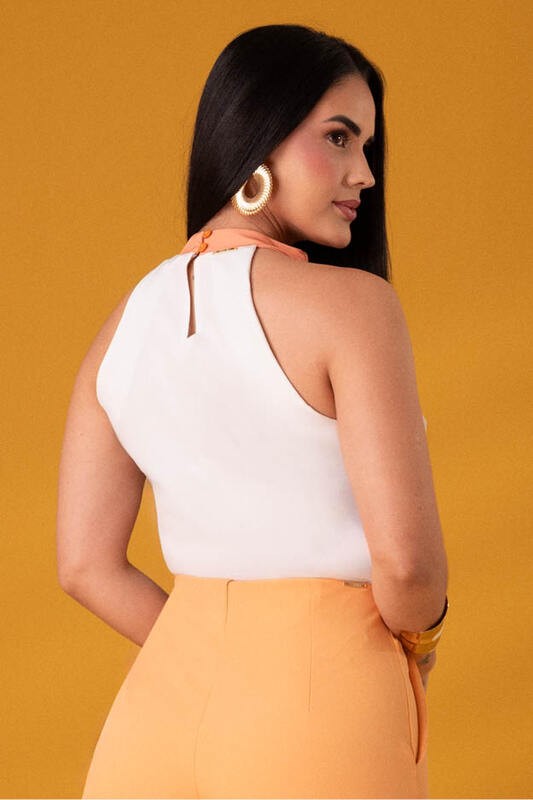 Blusa Cavada Com Gola Alta