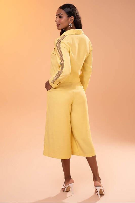 Short Bermuda Com Pregas E Faixa No Cos