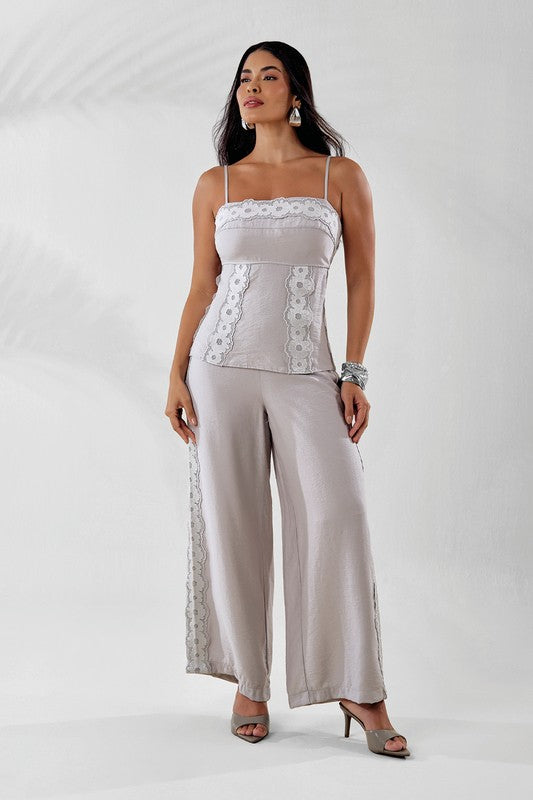 Conjunto Blusa E Calca Com Aplicacoes De Bicos