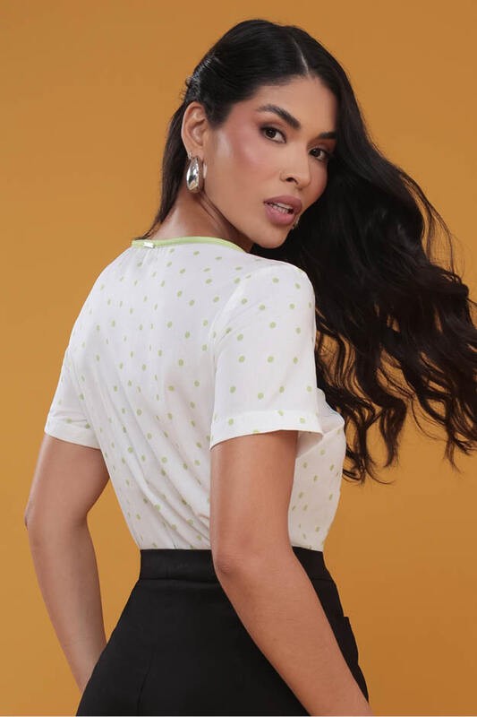 Blusa  Baby Look Com Detalhe No Decote